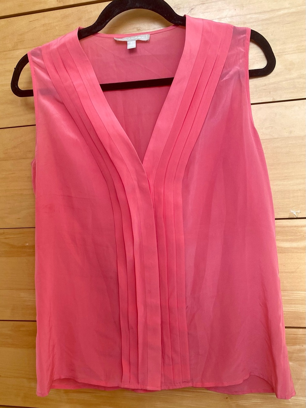 Banana Republic Silk Sleeveless Pleated V-Neck Women's Top in Coral/Pink